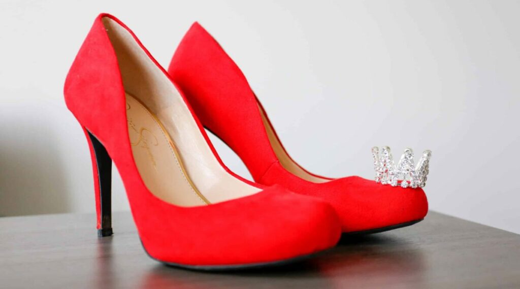 negative space red heels crown toe